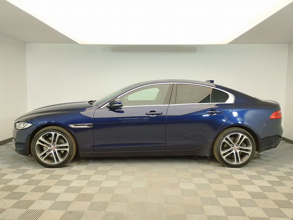 Jaguar XE Base 2.0 AT 4WD (250 л.с.) фото 2