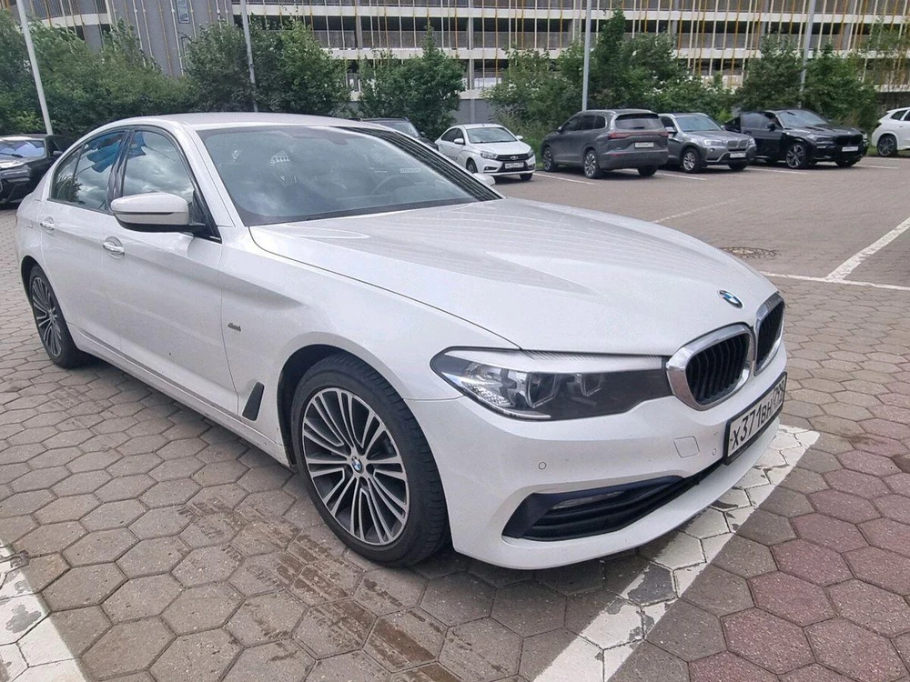 BMW 5 серии Base 530 3.0d AT 4WD (249 л.с.) фото 2