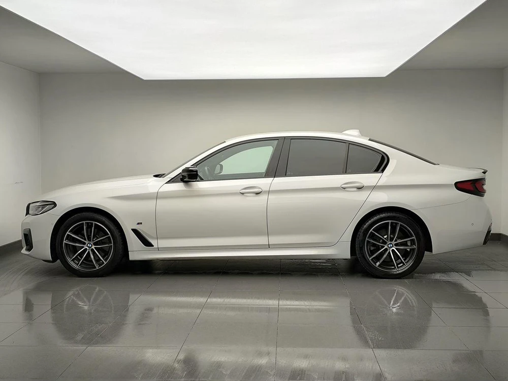 BMW 5 серии M Sport Pure 520 2.0d AT 4WD (190 л.с.) фото 2