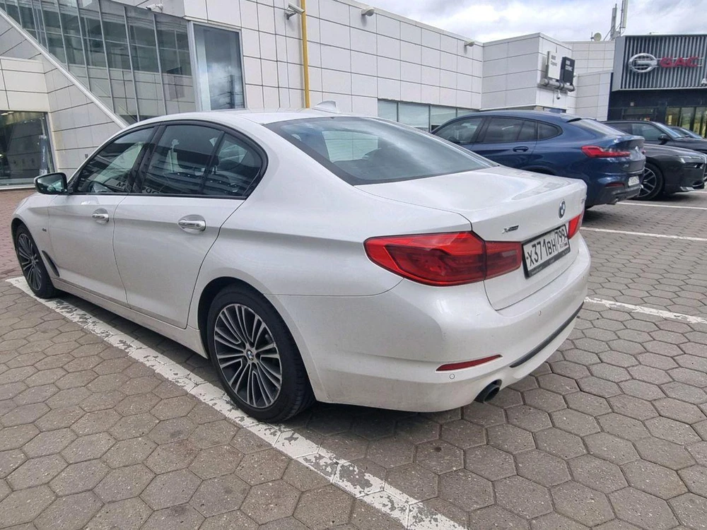 BMW 5 серии Base 530 3.0d AT 4WD (249 л.с.) фото 3
